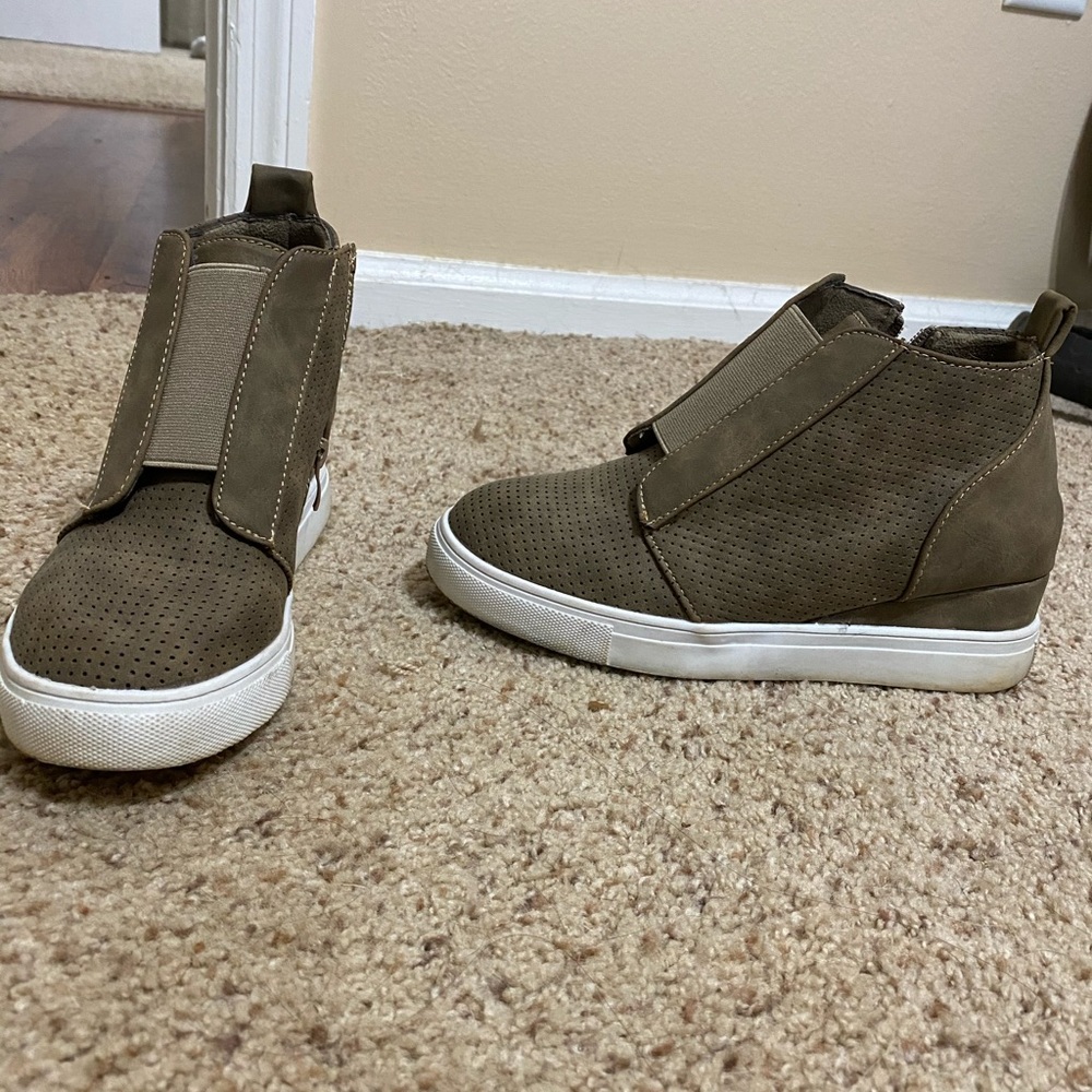 Women’s wedges slip on